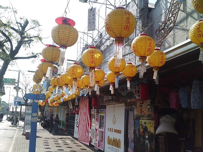 台南は台湾のかつての都、いま奈良に住んでいるが、奈良と共通するところが多いのではないか。ノスタルジックで、南国らしい雰囲気の街をそぞろ歩きながら、街の息遣いを膚で感じようと考えていたが、「バスの乗り間違い」と「相棒の歓喜の声」がそれを許してはくれなかった。<br /><br />「やった！！もっと褒めてよ。高雄から台南に一人で来れた！！」<br /><br />12日の朝、相棒は8通のメールを私に矢継ぎ早に送信して、ヒヤヒヤ、ドキドキで何とか台南に辿り着いたのでした。着いたときの達成感はさぞや心地よいものだったろうと推測できます。ケチケチ爺さんの、海外での”初めての冒険”といった小旅行となったのです。<br /><br />一方、最初にメールをもらった時、私は「バスの乗り間違い」で、台南から7キロ離れた、「桂田酒店」という終点のバス停で、バスから無理やり降ろされ、再乗車も拒否されていました。<br /><br />この相棒との旅行では、どうも貧乏くじを引くのが私のようです。<br /><br />台南のグルメと街角風景を先に紹介し、その後、二元中継さながら「バスの乗り間違い」と「高雄から台南への移動」をお伝えしようと思います。