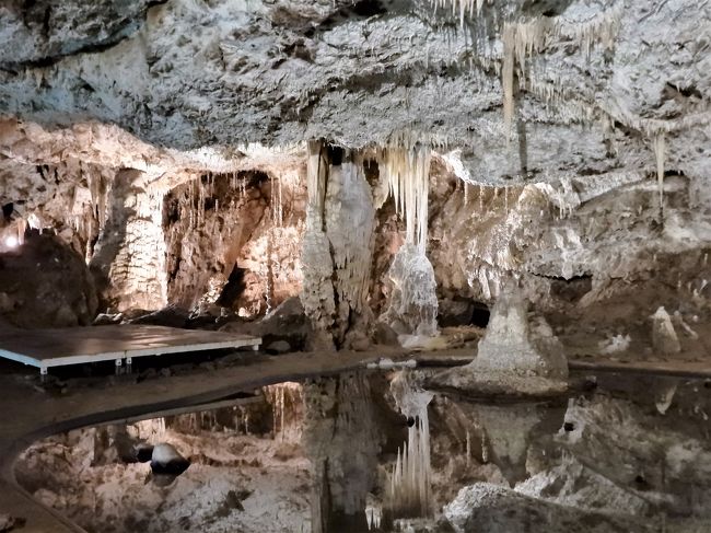 昨年9月の「独仏とベネルクス3か国の小さな美しい村を巡る旅」<br />（https://4travel.jp/travelogue/11418174#travelogue_groupArea）<br />に引き続いてのbaba友の旅。<br />2019年秋はチェコ一か国を集中的に回ることに。<br />チェコの世界遺産12か所をすべて見て回れるというツアーを見つけて<br />参加を決定！<br /><br />　5日目、最初の観光はプンクヴァ洞窟（鍾乳洞）。<br />モラヴィア・カルストの中でも有名な洞窟とのことで、地下を流れる水脈を<br />ボートで探検するのだとか・・。ちょっとワクワクしますね！<br />2017年の春にスロベニアの「ポストイナ鍾乳洞」を<br />訪問したことがあるのですが・・<br />（https://4travel.jp/travelogue/11246552）<br />さてここはどんな感じかな。<br /><br />日程は以下のとおり。<br /><br />10月 7日（月・1日目）出発　成田発～ワルシャワ経由～プラハ着<br />　　　　　　　　　　（プラハ泊）<br />10月 8日（火・2日目）カルロヴィヴァリ（温泉地）、プルゼニュ（ビール工場）<br />　　　　　　　　　　（チェスキークルムロフ泊　2連泊）<br />10月 9日（水・3日目）【世界遺産①】チェスキークルムロフ、<br />　　　　　　　　　　フルボカー・ナド・ヴルタヴォヴ城<br />　　　　　　　　　　 【世界遺産②】ホラショヴィツェ<br />　　　　　　　　　　（チェスキークルムロフ泊　2連泊）<br />10月10日（木・4日目）【世界遺産③】テルチ、<br />　　　　　　　　　　 【世界遺産④】聖プロコピウス聖堂とユダヤ人街（トゥシェビーチ）<br />　　　　　　　　　　　ヴァルチツェ城<br />　　　　　　　　 　　【世界遺産⑤】レドニツェ城観光<br />　　　　　　　　　　（ブルノ泊　2連泊）<br />10月11日（金・5日目）プンクヴァ洞窟<br />　　　　　　　　　　 【世界遺産⑥】リトミシュル城<br />　　　　　　　 　　　【世界遺産⑦】ブルノ<br />　　　　　　　　　　（ブルノ泊　2連泊）<br />10月12日（土・6日目）モラヴィア平原ドライブ<br />　　　　　　　　　　 【世界遺産⑧】クロムニェジージュ城と庭園<br />　　　　　　　　　　 オロモウツ(【世界遺産⑨】聖三位一体柱<br />　　　　　　　　　 （ブルノ泊　2連泊）<br />10月13日（日・7日目）ゼレナーホラ（【世界遺産⑩】聖ネポムツキー巡礼教会)<br />　　　　　　　　　　 【世界遺産⑪】クトナーホラ<br />　　　　　　　　　　（プラハ泊　2連泊）<br />10月14日（月・8日目）【世界遺産⑫】プラハ<br />　　　　　　　　　　（プラハ泊　2連泊）<br />10月15日、16日（火、水・9、10日目）帰国　プラハ発～ワルシャワ経由～成田着