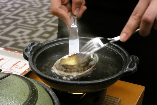 これまでのエクシブ伊豆の夕食は、和食・洋食・バイキングなどの選択肢がありましたが、人件費の節約からか、曜日によって営業するレストランも、提供する料理も限られるようになりました。<br /><br />この日は日本料理 黒潮でコース料理が提供される日に当たり、３種類あるコースの内の、ローエンドのお膳（￥４，４００－）を予約しました。<br />