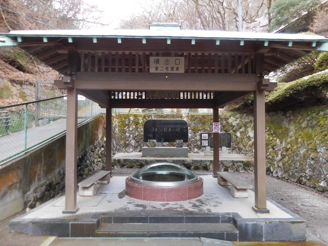 2019年12月24日~26日にかけて今年最後の旅行に行ってきました。行く先は先月の草津温泉に引き続き、今回も群馬県です。<br />スケジュールは以下の通り<br />24日(火) 高崎白衣観音~洞窟観音~高崎市美術館~安中へ移動、東邦亜鉛 安中製錬所の工場ビュー<br />25日(水) 春名神社~榛名湖~榛名富士登頂~榛名湖イルミネーションフェスタ2019 花火<br />26日(木) 伊香保温泉散策<br />今年も海外、国内ともにいろいろ旅に出かけました。締めくくりの旅は歴史ある温泉街で静かに過ごそうと思っていたのですが、結局いつも通り歴史、文化、自然、工場、珍スポットなど好きなものを全部詰め込んだあわただしい旅になりました。<br /><br />その3は26日 伊香保温泉観光です。