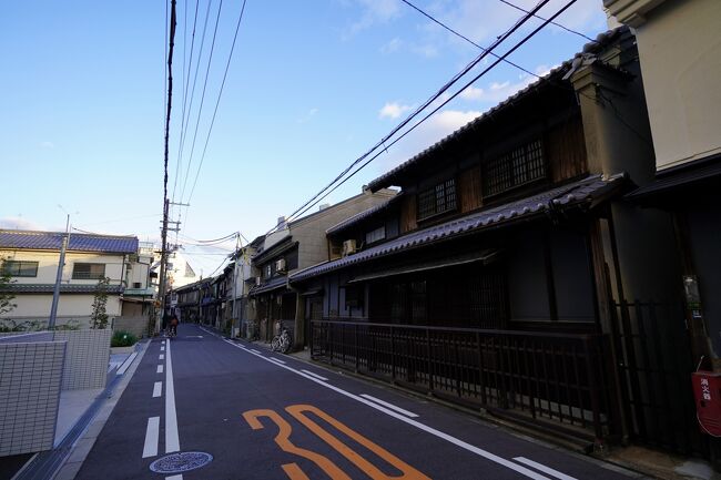 大阪市城東区蒲生は、江戸時代の中頃には葦や蒲の穂が一面に茂る寝屋川北岸の広大な湿地帯に位置していた集落で、縦横に走る水路を縫うように作物や肥料などを載せた小舟が行き交う、水郷のような風景が広がっていました。<br /><br />ここに自生する蒲穂は、丈が長く、色も美しいものだったので、建材などに最適な良質の蒲穂がよく採れる産地として知られていて、江戸時代に描かれた「五畿内産物図会」には蒲生村の名産品として紹介されています。<br /><br />このことから、蒲生の地名はその蒲穂に由来しているのでは、と考えられているほどです。<br /><br />蒲生集落は、今は埋め立てられて無くなりましたが、城東区今福を起点に、大川と寝屋川が合流する地点まで流れていた鯰江川右岸の、蒲生堤に沿って形成されました。<br /><br />この蒲生堤の上を通り、生駒山を越えて奈良に至る古堤街道は、「野崎の観音さん」の通称で親しまれている曹洞宗福聚山慈眼寺への参拝道として使われていたため野崎街道とも呼ばれており、江戸時代から多くの参拝者で賑わっていたようです。<br /><br />現在の蒲生には、古堤街道沿いを中心に伝統的な町家や看板建築の町家が点在していて、かつての面影を色濃く残しています。