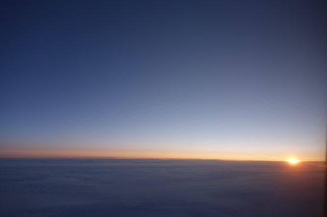 夏にほぼ白夜を体験して、その反対の極夜も体験したくなり、この冬は北をめざして旅してきました。<br />緯度のわずかな違いで明るさが大きく違っていて、やっぱり地球は面白い！<br /><br />Day 01　　 Tokyo → Oslo<br />Day 02　　 Oslo<br />Day 03　　 Oslo → Longyearbyen<br />Day 04　　 Longyearbyen<br />Day 05　　 Longyearbyen<br />Day 06　　 Longyearbyen<br />Day 07　　 Longyearbyen → Oslo<br />Day 08　　 Oslo → Bodo ～ Svolver etc. ～<br />Day 09　　 ～ Tromso etc. ～<br />Day 10　　 ～ Honningsvag etc. ～<br />Day 11　　 ～ Kirkenes → Tromso<br />Day 12-13　Tromso → Tokyo<br /><br />〇 交通手段<br />　 成田 ⇒ コペンハーゲン ⇒ オスロ （SAS）<br />　 オスロ ⇔ ロングイェールビェン （SAS）<br />　 オスロ ⇒ ボードー （Norwegian）<br />　 ボードー ⇒ キルケネス （Hurtigruten）<br />　 キルケネス ⇒ トロムソ （Wideroe）<br />　 トロムソ ⇒ コペンハーゲン ⇒ 成田 （SAS）<br /><br />あっという間に最終日。<br />トロムソ市内から空港行きのバスに乗り、空港へ。昨日とは逆ルートですが、昨日降車した場所と今日乗車する場所は違うので地図で確認、乗り場に向かいました。<br />時間よりも少し早めにバスが来たのですが、発車時間まで時間調整のため停車し、時刻表通りに出発。<br />海外なのにびっくりするくらいパンクチュアルです。