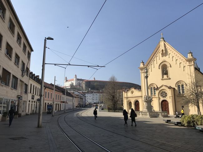 2019年3月15日から26日まで、オーストリア・チェコ・スロバキア・(ドイツ)・イタリアに一人旅したので忘れないうち(もう半年以上前ですが.......)に記念としてまとめてみました<br />ヨーロッパにはフランス・パリへ家族で行って以来8年ぶり。なお今回は1人ということで、一人旅の醍醐味である旅程に必要な移動手段等は全て個人手配で行いました。<br />旅程としては以下の通り<br /><br />3月15日:成田空港→モスクワ・シュレメーチエヴォ空港→ウィーン国際空港<br />16日~18日ウィーン市内散策<br />19日:ザルツブルク市内散策<br />20日:ウィーン市内散策<br />21日:ブラウナウ・アム・イン散策→リンツ市内散策<br />22日:ウィーン市内散策<br />23日:スロバキア・ブラチスラヴァ市内散策→チェコ・ブルノ市内散策→ウィーン中央駅からNJ乗車でイタリア・ヴェネツィアへ<br />24日:ヴェネツィア散策→トリエステ<br />25日:トリエステ散策→ヴェニス空港→カタール・ハマド空港<br />26日:ハマド空港→成田空港