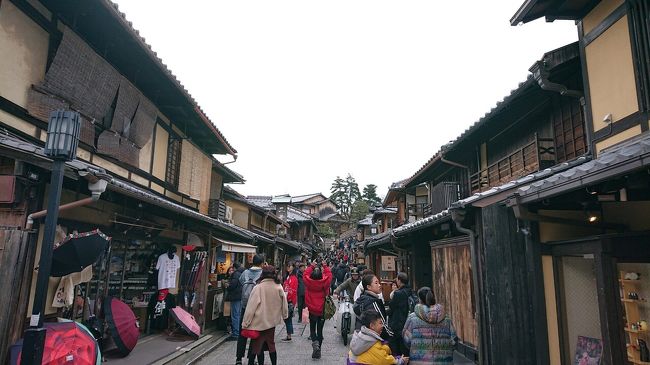  年末に京都の東山と洛中を観光。旅行記にまとめました。<br /> 京都が舞台となった、平安の頃、豊臣秀吉が栄えた頃、坂本龍馬等が活躍した幕末の頃、それぞれの当時そのままの京都の風情を味わえました。<br /> 訪れた散策スポットと順番は下記のとおりです。<br /> 撮った写真がどれも素晴らしく、しぼれず投稿枚数が多くなりましたが、写真の流し見でお楽しみください。<br /><br />【１日目】<br />◯古川商店街、よしもと祇園花月<br />◯八坂神社<br />◯円山(かどやま)公園、知恩院、長楽館<br />【2日目】<br />◯六雲院・銅閣寺<br />◯ねねの道(洛匠、都路里、ギャラリー古径)<br />◯三面大黒天(東山)<br />◯台所坂、石堀小路<br />◯維新の道～二年坂<br />◯六道珍皇寺(ろくどうちんのうじ)<br />◯安井金比羅宮<br />◯おめん高台寺店(昼食)<br />◯花見小路(京都四条南座、東華菜館等) <br />【3日目】 <br />◯晴明神社<br />◯京都御所<br />◯白川筋通り、ハードロックカフェ、パス ザ バトン<br />◯嘉(よしみ)(昼食)<br />◯平安神宮<br />◯伊藤久右衛門 祇園四条店<br />◯寺町京極商店街(寺町通り)<br />◯錦場商店街(錦市場)～錦天満宮(錦小路通り)<br />