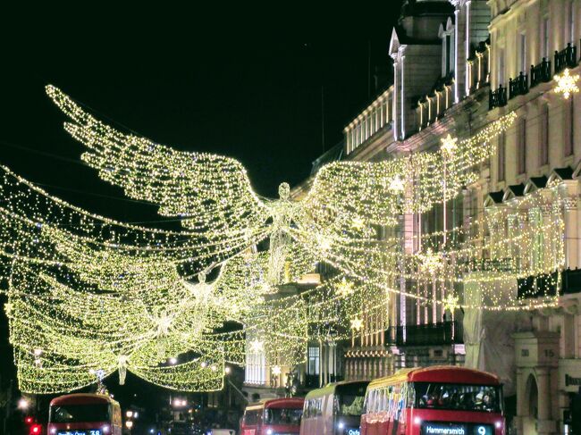 娘が後輩に会いにロンドンへ行くというので、母もついて行きました。ちょうどクリスマスの時期です。去年の香港の湾仔の利東街（レイトンアベニュー）がロンドンのリージェントストリートとコラボしているのを見ました。それがすごくきれいで・・・今年はぜひロンドンのが見たい！という気持ちです。<br />クリスマスイルミネーション・クリスマスマーケットを中心に、あともちろん観光に買い物も・・・楽しみました。<br />今年の香港のクリスマスはどうなっているんだろう・・・と気になりますが・・・<br />飛行機はブリティッシュ・エアウェイズです。往復、関空―ヒースローの直行便で12時間ちょっと。やっぱり直行便は楽。それにヒースローの入国が自動化で時間短縮です。<br />全体的に前回に比べると楽だと思えることが多かった。ロンドンが近くなった気がした。<br />ホテルはパディントン。前回便利だったバス148と94を活用できるように、ハイドパーク沿いのベイズウォーターストリートに近いところを探しました。<br />決めかねたので、近場のホテル3ヶ所に2泊づつ泊まりました。<br />12/5～2泊　OYO・ELYSEEHOTEL（エリゼホテル）<br />12/7～2泊　LANCASTER・HALLHOTEL（ランカスターホールホテル）<br />12/9～2泊　CORUSHOTEL・HYDEPARK（コーラスホテル）<br />旅行記7冊になりました。12月5日木曜日～12日木曜日<br />① 関空からロンドン到着・パディントンのホテルまで<br />② とにもかくにもクリスマスイルミネーション巡り<br />③ もっとクリスマスマーケット・イルミネーション巡り<br />④ 街歩き～大英図書館・二つ目のホテル・タワーブリッジの跳ね橋<br />⑤ ウインチェスターとバースへワンデートリップ<br />⑥ 街歩き～三つ目のホテル・セブンダイアルズ・アフタヌーンティー<br />⑦ 街歩き～ハイドパーク周辺・買い物・帰国<br />日照時間が8時～16時と短く、お昼をまわるとすぐに夕方って感じでした。<br />しかもすごく寒かったけど、いっぱい歩いて楽しんできました。<br />