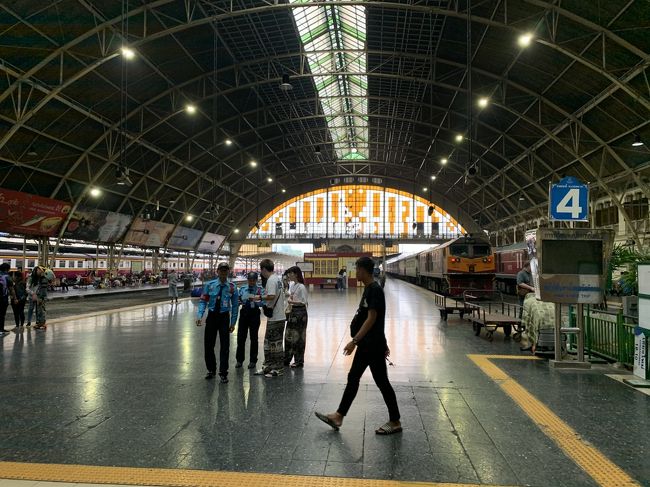 タイ旅行1日目　いきなり空港からメークロンへ<br />そして2日目は汽車でアユタヤ日帰りの旅でございます。<br />自転車で見どころをすべて回りましたが、あいにくの雨でした