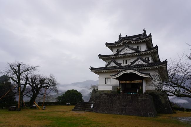 今年の年末は四国へ!<br />『四国グリーン紀行』という魔法の切符を使って、四国一周してきました。<br /><br />目的は城めぐり!<br />四国で日本100名城に選ばれているものは9つ。<br />その全てを見てきました。<br /><br /><br />2019冬 四国グリーン紀行で行く!四国まるっと城めぐり! その2<br />https://4travel.jp/travelogue/11581179