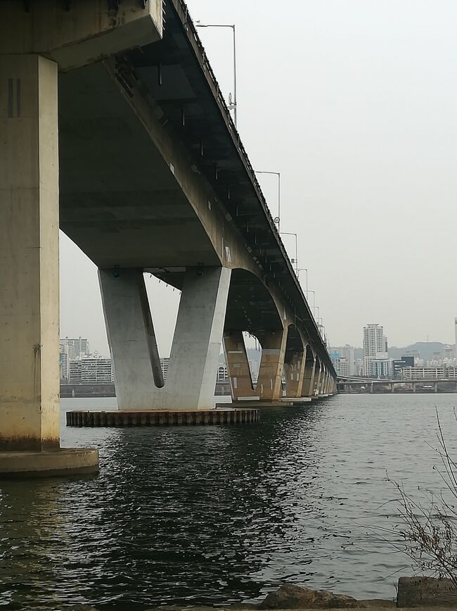 デジタルメディアシティ駅から空港線で孔徳駅へ。5号線に乗り換え、汝矣ナルへ。ヨイドでロケ地巡り。写真は撮らなかったが、「美しくしき日々」ロケ地のLIFE OFFICETEL前を通り、ウリトゥルランドが入っていたビルに行くと、ウリトゥルランドの文字が。小さくなって営業していた。なので、なかには、入らなかった。<br />汝矣島から孔徳乗り換えで東廟前へ。₩1350<br />東廟前駅前のポジャンマチャで、ジャージャー麺を見つけ、食べた。₩5000