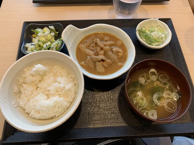 前にお蕎麦屋さんだった所にもつ煮定食のお店ができたので気になっていました<br />もつ煮は、つまみとしてしか食べたことがなく<br />定食ってどんな物なのかとドキドキ<br />もつ煮定食の<br />ご飯が3種類あり途中おかわりも無料とのこと<br />店内は男性ばかりでした<br />追加で唐揚げも食べましたが<br />どれも熱々で柔らかくて味は良かったです<br />量は男性には少ない？<br />とてもヘルシーな定食です