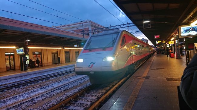 2019年12月クリスマスのイタリアに夫婦で行って来ました。<br />今回は南イタリアが目的地。<br />日程<br />12月23日伊丹発成田経由でローマ、列車でナポリへナポリ2泊<br />12月25日ナポリからバスでバーリへ、バーリ4泊<br />12月29日バーリから列車でローマへ。ローマ2泊<br />12月31日ローマ発ヘルシンキ経由で成田へ。羽田へ移動して伊丹へ。<br /><br />12月29日日曜日<br />バーリからローマへ移動の日。国鉄でローマまで一等利用で昼前にローマ到着。早速お昼を食べてからカラヴァッジョ巡りしました。<br /><br />バーリはプーリアの中心地で以前は治安が悪く滞在すべきではないと考えていましたが、今回行ってみて旧市街周辺の新市街は治安も良いし、便利だし、見所が多くてバーリ4泊では足りなかったです。次回もぜひ滞在したい街になりました。商工業の中心地であるとともに交通の中心地で栄えているのでクリスマス休暇が終わる日からホテル代が跳ね上がってローマの方が安くなったので帰りはローマで2泊することにしたのでした。