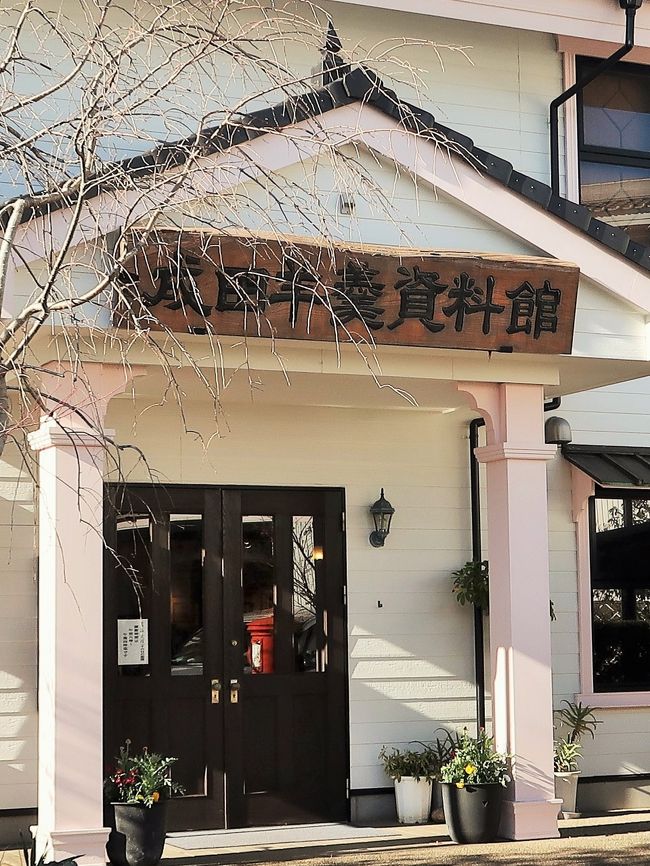 創業の一品《栗羊羹》　米屋の創業は明治３２年。<br />もともと成田山の門前町で米穀を扱う米屋でしたが、創業者諸岡長蔵が成田山参詣土産として、成田山新勝寺の精進料理の甘味であった栗むし羊羹の原型とも言われる「栗羹」にヒントを得て、地元でとれる芝栗を練り込んだ「栗羊羹」を日本で一番初めに創製し販売したことが始まりです。<br /> 以来、創業の精神を受け継ぎ、熟練した技術でおつくりする伝統の味<br /> 「栗羊羹」は、今も成田山参詣土産として愛され続けています。<br />https://www.nagomi-yoneya.co.jp/05_sougyou-ippin/　より引用<br /><br />なごみの米屋　については・・<br />https://www.nagomi-yoneya.co.jp/<br /><br />成田羊羹資料館　については・・<br />https://www.nagomi-yoneya.co.jp/06_youkanshiryoukan/<br /><br />成田山表参道　については・・<br />http://www.nrtk.jp/enjoy/attraction/omotesando.html<br />http://r.gnavi.co.jp/g-interview/entry/gohan/4270<br />https://www.travel.co.jp/guide/articlehttp://r.gnavi.co.jp/g-interview/entry/gohan/4270/36299/<br /><br />成田山新勝寺（しんしょうじ）は、千葉県成田市成田にある真言宗智山派の仏教寺院であり、同派の大本山の一つである。山号は成田山。山号を付して「成田山新勝寺」、あるいは山号のみで「成田山」と呼ばれることが多い。本尊は不動明王で、当寺は不動明王信仰の一大中心地である。そのため、成田不動、お不動さまなどといった通称でも広く親しまれてきた。開山は平安時代中期の天慶3年（940年）と伝えられる。寺紋は葉牡丹。 <br /><br />参詣者数において関東地方屈指の寺である。初詣の参拝客数は、2007年に約290万人を数えており、社寺としては、明治神宮に次ぐ全国第2位（千葉県内第1位）、寺院に限れば全国第1位の参拝客数である。今も昔も加持祈祷のために訪れる人が多いことでも知られる。成田国際空港に近いことから、外国人観光客にも人気がある。 <br />　（フリー百科事典『ウィキペディア（Wikipedia）』より引用）<br /><br />成田山新勝寺　については・・<br />https://www.naritasan.or.jp/