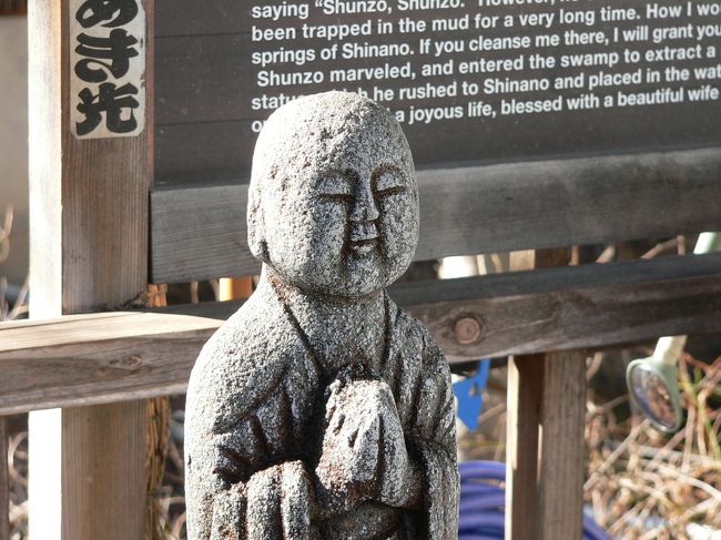 鹿教湯温泉からの帰宅途中、別所温泉を散策してみました。<br />雰囲気ある温泉街で、情緒あふれる所でした。<br /><br />ただ・・・観光客の姿は少なく、なんとなく物悲しい感じもしました。<br />年末年始を控えた閑散期なので仕方ないのでしょうか。