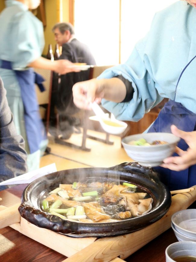 組合の2泊3日の京都福井旅行。おじさんたちの定例化した研修旅行はグルメ旅行と化している。<br />１日目、京都7条　わらじ屋で、う鍋(鰻鍋)、夜は先斗町の割烹　ふじ田　ユニゾイン河原町、祇園で飲んだくれ。<br />２日目、天橋立に向かい、舟屋近くで　ぶり三昧、1年分のぶりを食べた。天橋立を見て、松茸も購入<br />夜は福井に行き、「いわしや」で解禁になったばかりの、越前がに料理を満喫、福井片町で飲んだくれ。<br />翌日は琵琶湖を南下して近江八幡で近江牛を食べた。