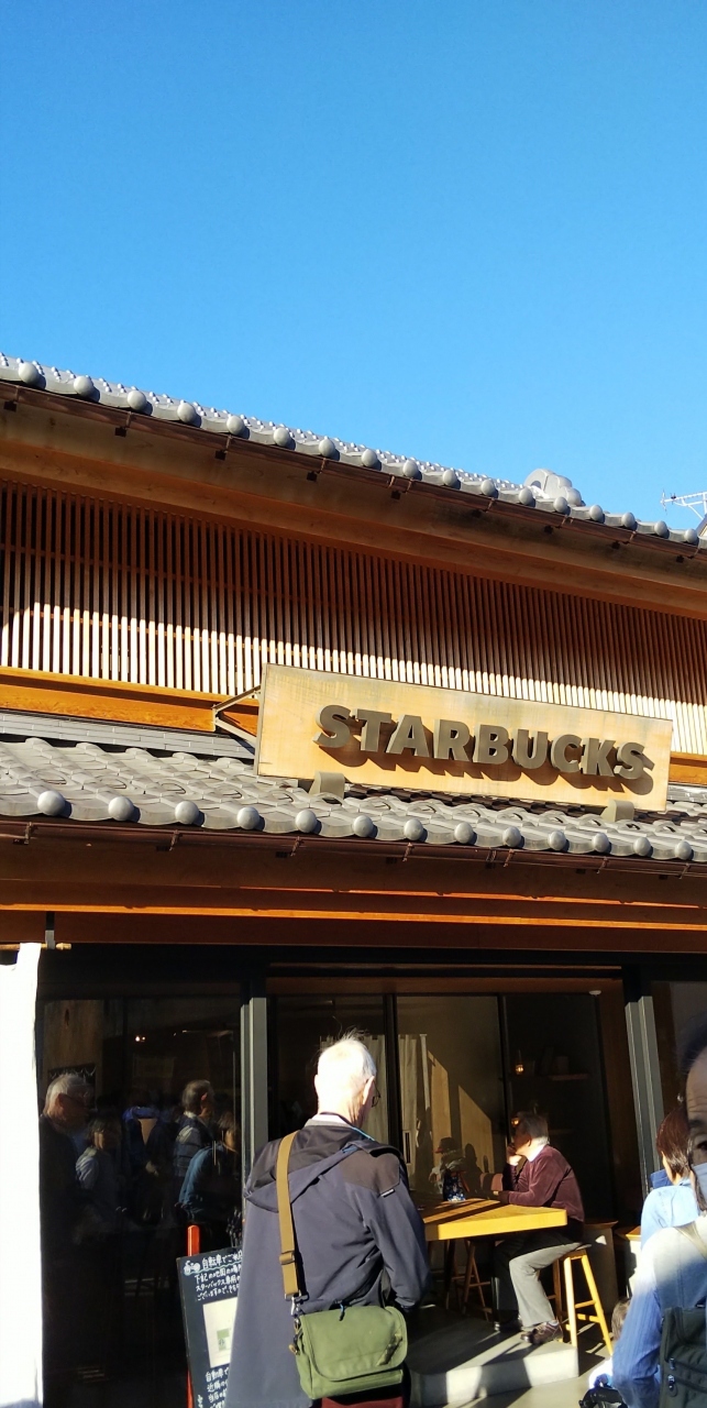 川越へ日帰り観光　神社仏閣や駄菓子屋、商店街で食べ歩き、せんべい焼き体験、時の鐘や小江戸蔵里など名所めぐり、<br />スターバックスまで瓦屋根の和風な店舗の川越の街をぶらり旅