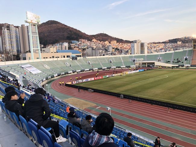 今回はサッカー日本代表のE-1サッカー選手権を観戦するため、通算42回目の渡航で約7年ぶりに韓国の釜山を訪問しました。<br /><br />この日はE-1サッカー選手権の試合観戦の日でしたが、試合までの時間で釜山の観光とグルメを満喫しました。<br /><br />＊滞在先ホテル<br />12/13～12/15　2泊　セントラルパークホテル