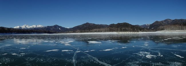 降雪の少ない冬となった2019年。本来では雪の下にあるはずの氷たちが顔を出した糠平湖。そこで見ることのできた珍現象とは!!!<br /><br />ちなみに、この場所は、簡単に人が死んでしまう場所です。<br />理由は天候の急変でホワイトアウトになったら。自分の車の止めたところまで戻れなくなったら。湖上に落水したら。氷上でこけて頭を打ったら。携帯電話は不通の場所です。写真撮影地には救急車が到着するまで1時間半はかかる場所もあります。<br /><br />湖上には、地元関係者が一定の期間を区切って利用者の方々の協力でもって入ることとなっております。<br /><br />すべては自己責任、リスクは自分で負いましょう。