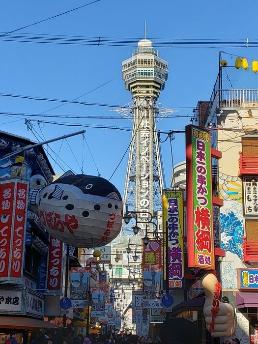 定番の「ざ・大阪!」<br />この写真を撮影できたのはみんなみんなガイドさんのお陰です☆<br /><br />クルーズ3日目は大阪港!!<br />4トラベルのお陰で出会えたすいかさんと初対面♪<br />初めまして!で、いきなり一日ガイドをさせちゃいました<br /><br />めんどくさがりのくろまめ夫婦だけだったら、大阪港のまわりだけでさらっと済ませてたかも・・・充実したオプショナルすいかツアーをおおきに~<br /><br />もっと濃い大阪ミナミの繁華街見たい人は、すいかさん旅行記で☆<br /> https://4travel.jp/travelogue/11575047/<br />