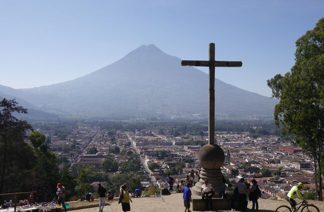 7か月ぶりのグアテマラです! <br />写真はアンティグアの十字架の丘です!!<br /><br />前回グアテマラを訪れた際、タクシーがオーバーヒートを起こすというトラブル( ﾉД`)で、滞在中にまったく観光できませんでした...<br />10時間くらいはグアテマラにいたんですが、ほぼタクシーの中でしたね(*_*;<br />詳細は以下です．<br />https://4travel.jp/travelogue/11498863<br /><br />まあ自分的ルールでは、「最低1ヵ所は観光スポットを周る」、というのがその国を訪問国として塗りつぶす条件(の一部)です. <br />よって、上記のむごい滞在では残念ながらグアテマラを訪問済みにはできないですね...&quot;(-&quot;&quot;-)&quot;    グアテマラ再訪必須かと...<br /><br />って感じで年末(南米)旅行にグアテマラを無理やり組み込んで、再訪してみましたって感じの旅行記です(^^)<br /><br />今回の冬旅のスケジュールは以下の感じです. <br />一部治安の不安な地域にも訪れましたが、乗り継ぎ時間も十分あったので、案外ゆる~く楽な旅になりました(^▽^)<br />=================================<br />12/27 NH106 HND0:05 → LAX17:00(-1日)<br />12/26 DL1394 LAX23:21 → GUA6:02(+1日)<br />|<br />| この間でグアテマラ観光!<br />|<br />12/27 CM381 GUA16:56 → PTY20:23 <br />| (パナマシティのホテルでのんびり!)<br />12/28 CM254 PTY9:00 → GEO13:32 <br />|<br />| この間でガイアナ観光!<br />|<br />12/28 PY422 GEO21:30 → PBM23:15 <br />|<br />| この間でスリナムとフランス領ギアナ観光!<br />|<br />12/29 KL714 PBM19:15 → AMS8:05(+1日)<br />|<br />| この間でロッテルダム観光!<br />|<br />12/30 KL1767 AMS12:35 → FRA13:40<br />|<br />| この間でロルシュ観光!<br />|<br />12/30 JL408 FRA19:40 → NRT15:00(+1日)<br />=================================<br />てな感じで、今年(2019年)の冬旅は年をまたがず終了しました!<br /><br />ちなみに、HND発の東周りNRT着の世界一周コース(?)でしたが、出発と到着の空港が違うので(自分的には)世界一周の旅程とは認めない方向です(;^_^A...この(HNDとNRTの)ずれは許せません(笑)<br /><br /><br />あと、もともとはPTYまで<br />=================================<br />12/27 JL4 NRT19:40 → JFK18:25 (JL特典)<br />12/28 CM807 JFK0:55 → PTY6:14(UA特典)<br />=================================<br />を取ってましたが、グアテマラを無理やり組み込んだため、JL4はキャンセル(キャンセル手数料3000円くらい)、CM807は出発地変更(変更手数料8000円くらい)しました...<br />もともとはNRT発の東周りNRT着の世界一周コースだったんですよね...残念(&gt;&lt;)　　　<br /><br /><br />