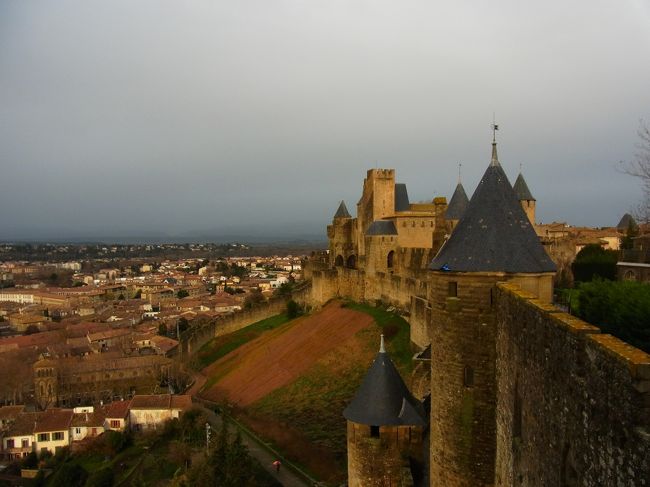 初めて南フランスを旅しました。<br /><br />絶景の世界遺産という本に載っていた行程を参考に、トゥールーズ2泊、ニーム2泊し、その近郊へ足を延ばしました。<br />フランスでは、ちょうど大規模なストライキが行われていたため、予定していた列車が次々にキャンセルされ、急遽バスを予約しなければならなかったりと、なかなか大変でしたが、行くつもりだった場所は何とか訪れることができました。<br /><br />1日目　トゥールーズ到着　午後、トゥールーズ市内を観光　トゥールーズ泊<br />2日目　朝　トゥールーズを観光　午後、カルカッソンヌへ　トゥールーズ泊<br />3日目　トゥールーズからバスでニームへ移動　ニーム市内を観光　ニーム泊<br />4日目　ニーム散策　バスでポンデュガール、アヴィニヨンへ　ニーム泊<br />5日目　ニームからバスでマルセイユ空港へ　マルセイユから出発<br /><br />2日目は、午前のうちにカルカッソンヌに出かける予定でした。予約していた列車は、幸いキャンセルされなかったのですが、3時間半の遅延でした。午前はトゥールーズの街を観光し、午後から世界遺産のカルカッソンヌに日帰りで出かけました。<br />3時間半程度の滞在でしたが、結果的には、ちょうど良かったように感じました。