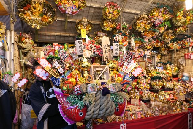 2019年11月20日、新宿の花園神社に行きました♪<br /><br />新宿は故郷。<br />生まれたときから花園神社と長い付き合い。<br />今回は2年ぶりの酉の市へ。<br />境内はたくさんの屋台や酉の市が並べられ、壮観。<br />おごそかに参拝。<br />そして熊手を購入。<br />屋台では時代の流れを感じさせる内容で、<br />南米や東南アジアのB級グルメも結構見かける。<br />ゆったりと歩いて眺めて♪