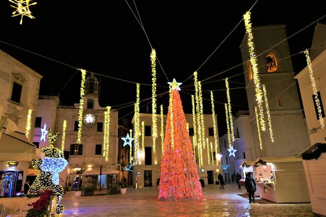 プーリアのクリスマス！2019年12月5日-17日プーリア州に行きました♪クリスマスに彩られた素敵な町、キラキラと輝くクリスマスイルミネーション、可愛い手作りのクリスマスマーケット、美味しい冬のグルメをたっぷりと楽しんできました♪<br /><br />☆Vol.5：第1日目（12月5日）ポリニャーノ・ア・マーレ（バーリ県）♪<br />「Hotel Covo dei Saraceni」から旧市街へ♪<br />旧市街の断崖にはプロジェクションマッピングによる美しい雪の模様が映し出されている。<br />ビーチにはたくさんのクリスマスイルミネーションがちりばめられて幻想的。<br />旧市街の城門周囲はペンギンやリス、クジラなど可愛い動物たちのクリスマスイルミネーションがキラキラ。<br />城門もクリスマス仕様にライトアップ。<br />城門を抜けるとクリスマス雰囲気が広がる。<br />旧市街の中心広場であるPiazza Vittorio Emanuele II。<br />赤いクリスマスツリーが置かれ、<br />たくさんのクリスマスイルミネーションがつり下げられて幻想的。<br />クリスマスマーケットがいくつか置かれて、<br />可愛い手作りのクリスマスが売られている。<br />ゆったりと歩いて眺めて♪
