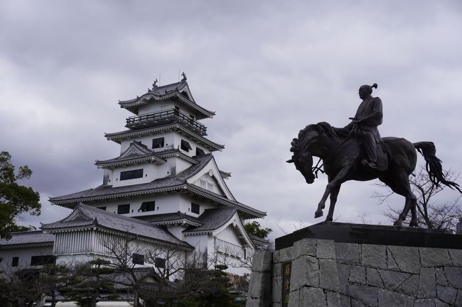 今年の年末は四国へ!<br />『四国グリーン紀行』という魔法の切符を使って、四国一周してきました。<br /><br />目的は城めぐり!<br />四国で日本100名城に選ばれているものは9つ。<br />その全てを見てきました。<br /><br />2019冬 四国グリーン紀行で行く!四国まるっと城めぐり! その3<br />https://4travel.jp/travelogue/11581454