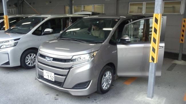 二男(34歳)に誘われて、二男の配偶者・長女・長男・二男と二男が設定・予約した旅行の一日目~二日目です。<br /><br />2019年12月31日、午前中早くに仕事を片付け、タクシーで福岡空港へ。<br />二男一家と合同し、1250発ANA沖縄行きに搭乗しましたが、やはり離陸は遅れて1320、那覇空港着は1500過ぎでした。<br />那覇空港からはトヨタレンタカーの出迎えバスに乗り、同社営業所で予約していたレンタカーに乗り換えて、<br />目的地のカヌチャリゾートへ二男の運転で向かいました。<br />約1時間30分でカヌチャリゾートへ到着。<br />ですが、チェックインが混み合い、部屋に案内されるまでは40分ほど掛りました。<br /><br />部屋で一息吐いて、やはり予約していた夕食の『竜宮』へリゾート内を走るバスで向かいましたが、バスが来るまで15分ほど待ちました。<br />歩いた方が早かった様です。<br /><br />夕食は、税・サービス別で10000円のコース料理でしたが、まずまずでした。<br /><br />翌朝は、0800に朝食のビュッフェへ。<br />こちらは、税・サービス別の2000円ですが、今回は宿泊料に含まれているそうです。<br />内容は、なかなか良く、別府市内の某ホテルの様に混んでいませんでしたので、ゆっくりと食事が出来ました。<br /><br />1000頃、ホテルのフロント近くに在る焼き物工房で、孫二人が干支のネズミの焼き物に色付けを楽しみ、<br />その後、やはりフロント近くに設けられたゲームコーナーで、ストラックアウト・ボール掬い・輪投げ等を行いました。<br />1300、二男の運転で本部元気村へ向けて出発、1400に到着し、1500から予約していた、イルカと触れ合うイベントに参加しました。<br />これは、膝上まで海水に浸かり、イルカの体に触れたりするイベントですが、貴重な体験でした。<br />その後、1740頃ホテルへ帰り着き、リゾート内の沖縄居酒屋くすくすで夕食を摂って、沖縄二日目が終わりました。