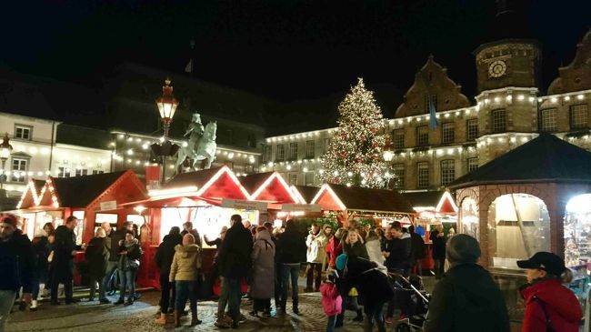 12月26日はドイツでは第2のクリスマスの日で祝日です。<br />12月のこの地方には珍しく雨が降りませんでした。今年もまだWeihnachtsmarkt　クリスマスマーケットが開いているので夕方にデュッセルドルフのマーケットにやってきました。2019年は12月30日まで開いていました。<br />クリスマスマーケットは久しぶりです。3時間くらい見て回りました。<br /><br />