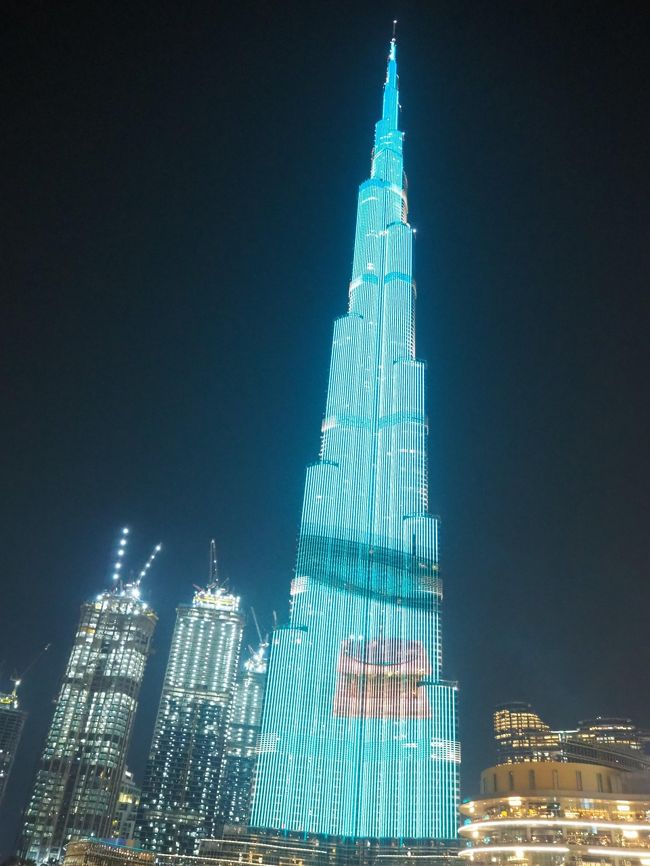 年末の休みを使って憧れのUAEへ!<br />個人手配のひとり旅。<br />成田23:00発エミレーツ航空で到着日からまるまる遊べるフライトを選択!<br />現地2泊、フルで3日間堪能してきました!<br /><br />①1日目~2日目 成田からドバイへ。そしてバスでアブダビへ向かい、ルーブルアブダビとシェイクザイードグランドモスクを観光!<br /><br />②3日目 世界一美しいスタバを鑑賞。エジプトをモチーフにしたショッピングモールでエジプトにも行ったつもりになる。更にオールドドバイの歴史地区や三大スーク、ドバイファウンテンを観光!<br /><br />③4日目~5日目 スパにてハマム体験。ビーチで海の美しさに癒され、ドバイモールでお買い物。ブルジュ・カリファの124~125階からの絶景を楽しみ、もう一回ドバイファウンテンを鑑賞して帰国の途に!