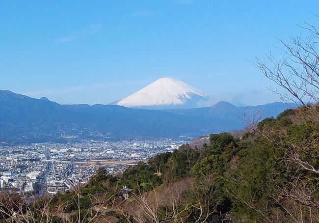 令和元年も数日残り、旅行へも足が重く出掛けれそうにも無いと思っている内に新年を迎えました。毎日が散歩で始まり小さな自家菜園の手入れで終わる。今回も小田原市国府津山散歩で冨士山、自然の風景、町並み等の写真を撮りながら身近で楽しく過ごした日々を取り上げてみました。同じ散歩道でも遭遇する人々、季節により変わり行く風景、刻一刻と変化する冨士山の姿等を鑑賞しながら散歩すると飽きる事もありません。散策道で出遭う人々との挨拶、さりげない会話を交わしながらの散歩は心身ともに健康への特効薬と思い、お互いの健康維持に役立て様とお互いに勇気付けています。