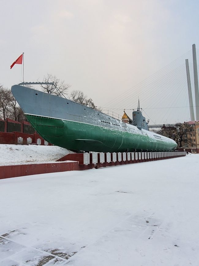 噴水通りのホテルから歩いて潜水艦とウラジオストク駅に行きました。