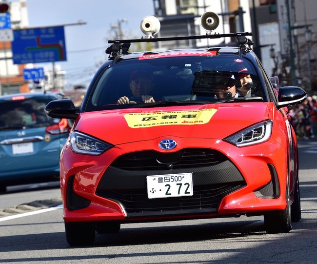 令和２年１月２日に開催された東京箱根間往復大学駅伝競走の往路を４区の五十嵐写真館前にて観戦した時の写真です。