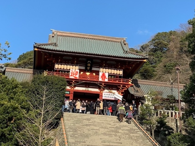 毎年初詣は鶴岡八幡宮へ<br />初めて新春舞殿参拝もして来ました。<br />その後は鎌倉宮へ<br />厄割り石で思いっきり厄を落としてきました。