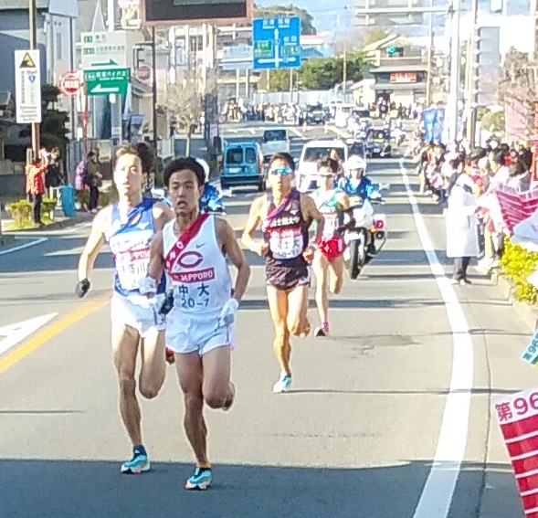 今年も箱根駅伝を応援しに出掛けました。ここ国府津駅付近でも数組の順位争いがあり道路沿いの応援団にも熱が入り皆さん大きな声を出し小旗を思い切り振っていました。大混雑した応援席に於いて旗とカメラを持つ身では思った様には写真が撮れませんでしたが、テレビ鑑賞するよりは迫力あり十分楽しめました。かけひきは有ると思いますがマラソン、駅伝競技は見ていてはっきり分かり個人が限界以上の力量を出し切り駆け抜ける様は綺麗で清清しさが伝わって来ます。今朝も国府津山散歩に出掛け少しずつ変わり行く風景も撮ってきました。