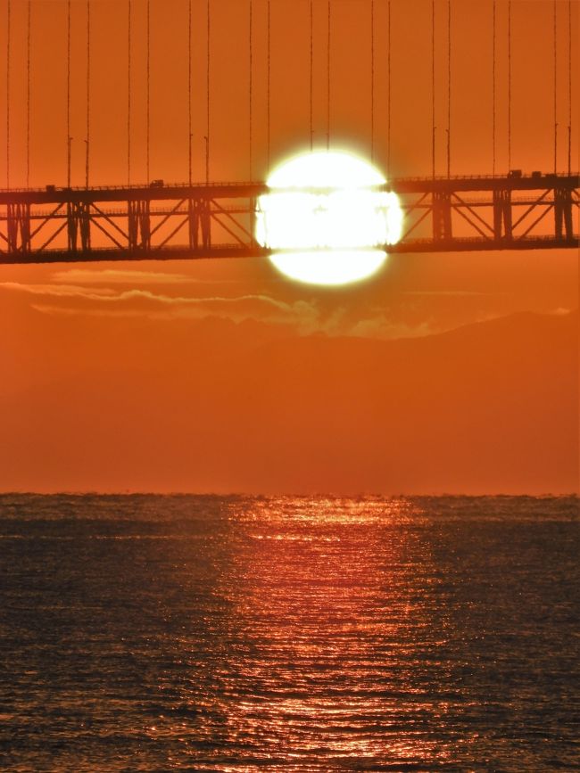 今年も好天に恵まれ明石海峡大橋がよく見える明石市役所南側の海岸へ初日の出を見てきました。<br />夜明け前から人々が集まり始めて日の出の頃には大賑わいとなり綺麗な初日の出に歓声が上がった。