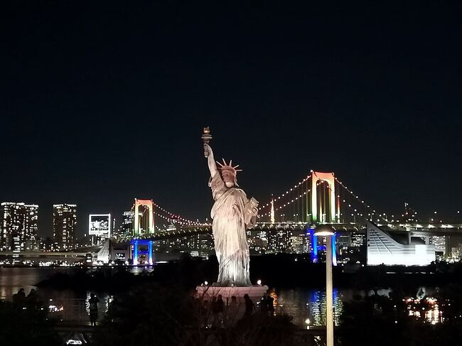 湯島天神・ボリショイサーカス・お台場の夜景とは異な組み合わせですが、きっかけは正月過ぎに中学受験が始まる孫のために、学問の神様・菅原道真公をお祀りする湯島天神へお詣りすることでした。<br />しっかり合格祈願をした後は、ボリショイサーカスのチケットを持っていたので、水道橋の東京ドームシティへ。<br />何十年ぶりのサーカスに興奮し、外に出てみると、まだ16時なので、お台場の夜景を見よう、ということで、このような組み合わせになった師走の一日でした。<br /><br />写真は、ライトアップが美しいレインボーブリッジと自由の女神像。