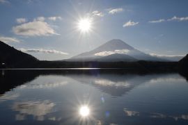 今年もこれから！2020年は絶景の初日の出を求めて精進湖、富士山の旅　＃世界遺産から始まる１年。今年も素敵な旅に出会えますように。＃