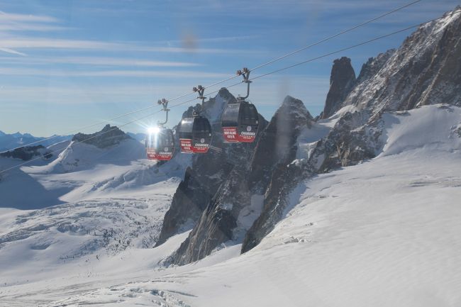 2019年秋、成田からスイス航空でチューリッヒに直行し、主に山岳地帯を中心に鉄道利用の旅を30日間楽しみしました。シャモニーを含めフランスのストラスブールとイタリアのモンツァ/ベルガモに脱線訪問もしました。<br />旅程の概略です。<br />★ 9月19日 スイス航空でチューリヒへ。チューリッヒ空港泊。<br />★ 9月20~22日 アンデルマット泊。<br />★ 9月23~25日 バーゼル泊。<br />★ 9月26~28日 シャモニー泊。<br />★ 9月29~10月1日　ツェルマット泊。<br />★ 10月 2~ 5日 インタラーケン泊。<br />★ 10月 6~ 7日 チューリッヒ泊。<br />★ 10月 8~10日 サン.モリッツ泊。<br />★ 10月11~12日 モンツァ泊。<br />★ 10月13~15日　　 ルツェルン泊。<br />★ 10月16日 チューリッヒ空港から成田へ。<br />スイスは鉄道料金が高いという事でスイス.トラベル.パス.フレックス15日とスイス.ハーフ.フェア.カードを用意しました。最初は、ハーフ.フェア.カードで充分かなと思いましたが、よくよく調べていくとトラベル.パスの方が割安だと分かり結局二つとも買う事になりました。これらのスイス.パスは、ポスト.バス、主要都市の交通機関、ロープウェー、ケーブルカー、博物館などが無料や割引になります。<br /><br />この8回目の旅行記は、シャモニへからロープウェーでエギーユ・デュ・ミディ展望台とエルブロンネ展望台への旅の記録です。<br />　　　　　　　　　　　　　　　　　　