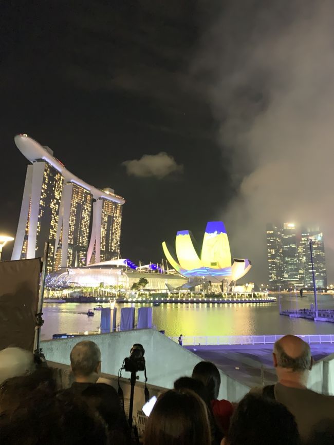 2019年末~2020年始家族旅行でシンガポールへ行く事になりました。<br />シンガポールは昨年末に来てから一年ぶりです。<br />昨年は羽田からでしたので、名古屋からシンガポールへは約2年半弱ぶりです。<br />その時は、初めての家族旅行で初めてのシンガポールという事でほとんど分からないままの旅行でした。<br />それから2回旅行し、今回で4回目のシンガポールです(^ ^)<br /><br />2日目は、朝からセントーサ島にあるアドベンチャーコーブウォーターパークに行きました。<br />移動はホテルからタクシーです。<br />こちらはとても楽しいですが、体力を使うのでまだ体力がある最初のうちに行くのが我が家の毎回のスタイルです。<br /> 欧米系の方が多いように思いました。<br /> パークでは、流れるプールに入ったり(1周がとても長い)、激しい波が出るプールに入ったりと色々と楽しめます。<br /> 昼過ぎくらいまでずっと遊んでいました。<br />その帰りにタクシーでアートサイエンスミュージアムに行きました。<br />マリーナベイサンズの所にあるのですが、タクシーの停留所が入れないようになっていました。特別な人たちしか入れないのかもしれません。<br /> 道の脇に止めてもらいサッと降りました。<br /> アートサイエンスミュージアムを見た後にヘリックスブリッジを通ってホテルへ戻りました。<br /> ものの10分くらいで着きました。カウントダウンイベントがあるため夜はマリーナベイサンズ側からの一方通行になる事が至るところに表示してあり、橋のマリーナ側のあたりには観覧席のような仕切りがありました。<br /><br />夕食をラウンジでいただき、<br />そして、夜にカウントダウンイベントを見ました。<br />朝から充実した一日でした。<br /><br />カウントダウンをしっかり見るのは初めてで迫力に圧倒されました!