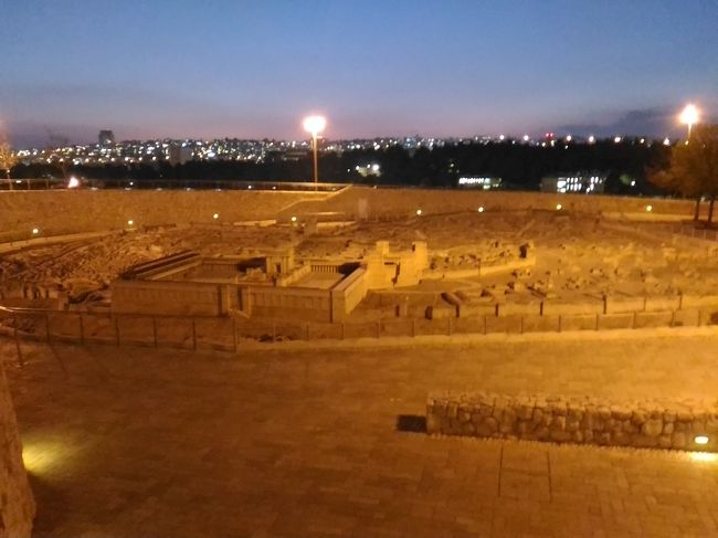 【旅行名】【おひとり様参加限定】古代神秘のペトラ遺跡と死海 聖地エルサレムへの旅 8日間 <br />【旅行会社】阪急交通社<br />【旅行代金】基本料金35万円(燃料代19000円含)+ビザ70ドル(7700円)+小遣い5千円<br />【航空会社】エミレーツ航空<br />【旅行中のレート】1ドル=110円<br />【行程】2019年12月13日(金)~20日(金) <br /> 12月13日 関空23:30発 ⇒<br /> 12月14日 ドバイ5:45着 8時発 ⇒ アンマン9:40着 聖ジョージ教会、ネボ山観光<br /> 12月15日 ぺトラ遺跡観光<br /> 12月16日 死海で浮遊体験<br /> 12月17日 エルサレム観光<br /> 12月18日 ベツレヘム(パレスチナ自治区)、嘆きの壁観光<br /> 12月19日 アンマン17:10発⇒ドバイ22時着<br /> 12月20日 ドバイ3時発⇒関空17時着<br />【旅行記】<br />【旅行記】<br />(1)ヨルダン・イスラエル8日間(エミレーツで出発編)<br /> https://4travel.jp/travelogue/11580809<br />(2)ヨルダン・イスラエル8日間(ぺトラ遺跡編)<br /> https://4travel.jp/travelogue/11581093<br />(3)ヨルダン・イスラエル8日間(死海で浮遊編)<br /> https://4travel.jp/travelogue/11581136<br />(4)ヨルダン・イスラエル8日間(死海・エルサレム編)<br /> https://4travel.jp/travelogue/11583873<br />(5)ヨルダン・イスラエル8日間(パレスチナ自治区・エルサレム編)<br /> https://4travel.jp/travelogue/11584321<br />(6)ヨルダン・イスラエル8日間(エミレーツで帰国編)<br /> https://4travel.jp/travelogue/11584361<br /><br />長年、行きたいと思っていたヨルダン・イスラエル・パレスチナ自治区にやっと行って来ました。<br /><br />ぺトラ遺跡、死海、嘆きの壁など、憧れていた観光地を一気に巡って来ました。<br />少しお値段の高いツアーでしたが、夢の時間を過ごせました。<br /><br />全員お一人様、バスも1人2席使用など、お値段なりに大変ゆとりあるツアーでした。