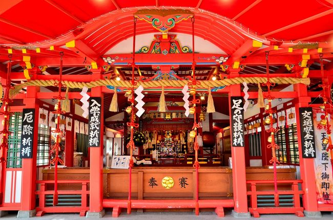 長岡天満宮や松山神社と並び「阪急沿線 三天神」に数えられるのが、大阪府豊中市服部元町の能勢街道沿い、阪急 服部天神駅の飲食店や住宅が密集するエリアにひっそりと鎮座する服部天神宮です。全国に4千社ほどあるとされる菅原道真を祀る神社のなかでも、菅公の足跡が残された希少な神社のひとつです。<br />「天神宮」ゆえ、想像通りに「天神(てんしん)=少彦名命(医薬の祖神)」と「天満大自在天神=菅原道真(学問の神)」の2柱が祀られています。しかし単なる「学問の神様」ではなく、「足の神様」としても知られているのが最大の特徴です。昨年カミさんが膝を痛めたこともあり、「足怪我平癒」のご利益にあやかれるようにとの思いを込めて参拝してまいりました。<br />「足の神様」の由来は、祭神の1柱である菅原道真に因みます。菅公が大宰府に左遷させられる折、この地を通りかかった時に持病の脚気に悩まされて動けなくなり、その時に医薬の祖神「少彦名命」を祀る小祠への参拝を勧められて祈願したところ、痛みや浮腫みが治り、無事赴任できたと伝わります。菅公が太宰府の地で没した後、菅公を神として尊崇する天神信仰が広がり、服部天神宮として造営され「脚気天神」や「足の神様」と呼ばれるようになりました。今では足の病気の平癒の他、サッカーや陸上競技など、足を使ったスポーツの上達を祈願する人達の聖地ともなっています。<br />服部天神宮のHPです。<br />http://www.apsara.ne.jp/hattori-tenjingu/