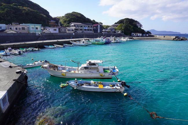 高知県に3泊、愛媛県に1泊・広島に1泊のレンタカー旅をして来ました。<br /> 期間は2019年12月9日(月)~2019年12月14日(土)<br />土佐清水市の"ジョン万旅行券"を使っての宿泊が1泊入ります。<br />皆さん良くご存知のようで<br />3種類あるふるさと旅行券はお得な物から消えて行き<br />選択肢は6,000円分が4,000円で買える!という旅行券のみ。<br />でも@2,000円、二人で4,000円も浮いたので<br />なんの文句が有りましょう(^o^)<br /><br />さて、笑われるかも知れませんが、<br />私には四国がお遍路さんの為にある場所なんて拘りがあり、<br />近い近畿に居ながらにして、進んで観光旅行に出かけられません。<br />行くとしたら必ず誰かに誘われた時にだけ付き合います。<br /><br />今回は相棒のお付き合いです。<br />とかなんとか言いながら人一倍楽しんだのは私の方で、<br />いい思い出が一杯増えました。<br />初めてみる仁淀川ブルー、柏島の海の色、<br />愛媛で宿泊した石畳の宿、<br />鞆の浦で初めて見る事が出来た朝日。<br /><br />とても、とても、いい旅でした。<br />このNo2は<br />2泊目の"かんぽの宿伊野"から<br />3泊目の"足摺パシフィックホテル 花椿"、<br />その後高知県を後にするまでの記録です。<br /><br />トップ写真は<br />高知県幡多郡大月町<br />その西南端に浮かぶ周囲約4kmの小さな島・柏島。<br />エメラルドグリーンの海が素晴らしいです。