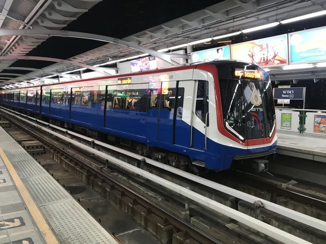 友人はチェンマイに旅立って行きました。<br /><br />私は明日の朝7時45分発セントレア行きのライオンエアで帰国します。今日はドンムアンで空港泊です。