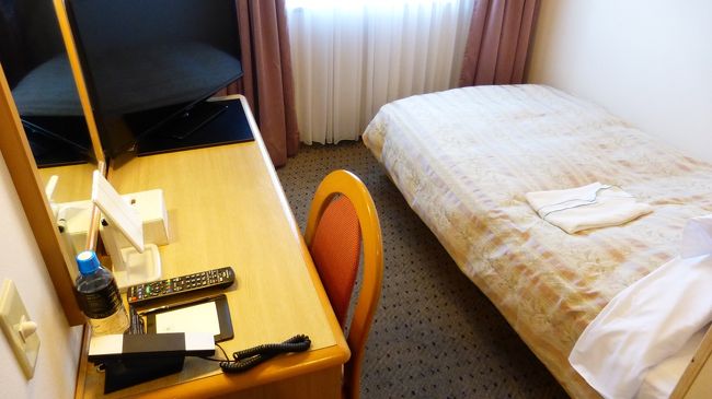 現状シフト勤務の中、年末年始は３連休（１２/３１～１/２）を取っていたので、１泊で何処かには行きたいとは思っていました。<br /><br />混雑時に時間の掛かる移動は嫌なので、近場福岡県内での候補地（小倉、久留米、柳川など）を検討していたのですが、元日泊だと福岡市内のビジネスホテルがかなり安く販売されていたので、最終的には、博多駅前１丁目にある「プレジデントホテル博多」に泊まって、この直ぐ近くにある、博多寺町界隈のお寺に初詣に行く事にしたのです。<br /><br />このホテルに決めたのは、博多寺町に近い事もあったのですが、楽天トラベル予約で、ここの１，０００円割引きクーポンを利用すると、１泊朝食付きで、４，０５０円（税・サ込）で泊まる事が出来たのも決め手になりました。<br /><br />今回旅行！？の日程・行程は下記の通りです。<br /><br />１月１日（水・祝）<br /><br />天神－西鉄バス（１００円バス）－博多駅（博多駅前）<br /><br />・博多千年門<br />・承天寺<br />・天與庵<br />・妙楽寺<br />・聖福寺<br />・順心寺<br />・東長寺（福岡大仏）<br />・櫛田神社<br />・キャナルシティ博多<br />・博多阪急<br /><br />「プレジデントホテル博多」　泊<br /><br />ホテル公式サイト：http://www.presidenthotel-hakata.co.jp/index.html<br /><br />１月２日（木）<br /><br />博多バスターミナル－西鉄バス（１００円バス）－天神<br /><br /><br /><br />「プレジデントホテル博多」に宿泊した時の様子です。<br /><br />コメントは、一部を除いて省略させて頂きます。