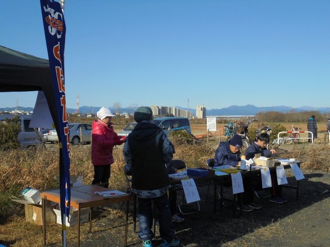 「くにたち元旦マラソン」とは毎年元日に東京都国立市の河川敷公園で開催されるマラソン大会。<br /><br />2020年で47回目を迎える歴史ある大会でありながら、主催者の方の高齢化を理由に今回開催が最後となる由。<br /><br />当日参加受付は有難いし、参加料も500円と極めて良心的、そんな貴重な大会がなくなってしまうのは至極残念...<br /><br />寒くなってから体左半分のあちこちが痛む状態ですが、大好きな大会を記憶と記録にとどめておこうと参加してきました。