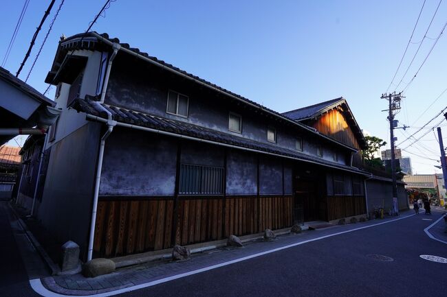 大阪府の北西部に位置する池田市は、五月山の南麓斜面に建つ池田城の城下町として始まった町で、室町時代以来この地を支配していた池田氏が江戸時代に滅亡した後は、北摂地域の商業の中心地として栄えました。<br /><br />銀山道とも呼ばれた能勢街道筋に位置する池田は、周辺を通る西国街道や有馬道などの陸路に加え、猪名川水運が盛んな交通の要衝だった点を要因として、物流の一大集散拠点となり、ひいては商業の中心地へと発展しました。<br /><br />中世以来「呉服の郷」として知られていた池田ですが、他の地場産業として「池田炭」などの木炭製造、近郷で生産された米を原料とした「池田酒」が特に有名で、応仁年間(1467年~1469年)に「酒造御朱印」を得て酒造業をはじめた万願寺屋は、「甘口」が主流だった時代に、「辛口」の酒を売り出したことで盛況となり、最盛期には38軒の造り酒屋が林立していました。<br /><br />しかし、その後は「宮水」が発見された灘にその座を奪われて大きく衰退するところとなり、現在池田で醸造する地酒蔵は「呉春」の一軒のみ(酒造会社はもう1社ありますが、委託醸造されています)で、地元でも手に入れる事が困難なほどの人気酒となっています。<br /><br />かつては伝統的な町家が軒を連ねていたと言われる池田は、急速な開発ラッシュによってほとんどその姿は失われてしまい、僅かに古い佇まいの商家や旧家が点在するのみとなっています。<br /><br />また、阪急電鉄や宝塚歌劇団などを創設した小林一三が暮らした町としても知られていて、市内には小林一三にまつわる施設が点在しています。