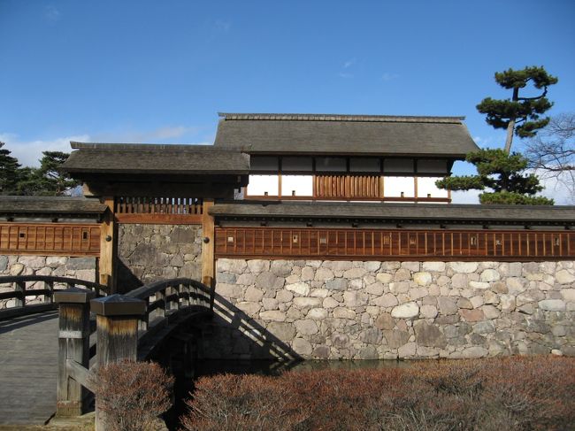 令和２年のお正月は、信州の日本100名城の三城（松代城、上田城、小諸城）を巡る旅を楽しみました。<br />旅行初日は、朝早く東京をを出発し、午前中は長野の善光寺初詣、午後は松代に移動し、松代城と真田藩の歴史を感じる城下町を楽しみました。