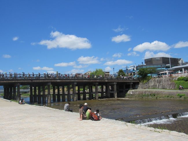 回顧録 3年前の旅行記です。<br /><br />娘の暮らす大阪へ始めて旅行しました。<br />1人で暮らす大阪は、環境も言葉も違って寂しかったり辛かったでしょう。頑張り屋の娘は、親に心配をかけないようにと逞しく暮らしています。<br />この時期は大阪も過ごしやすいそうです。<br />娘と2人で過ごすのは、大学生以来~本当に久しぶりです。<br />初日は、アクアライナーに乗って大阪を観光しました。夜はライトアップされた大阪城や大阪中央公会堂を散策しました。<br />2日目は 長年の希望だった松下幸之助ミュージアムを見学して、その後京都へ移動して観光しました。<br />3日目は 京都の瑠璃寺を見てのんびり京都散策をしました。<br />娘と楽しく3日間を楽しく快適に過ごすことが出来ました。<br /><br />本願寺歴代門跡もしばしば訪れたと記録に残され、明治の元勲三条実美公は、当時の庵に「喜鶴亭」と名づけて直筆の命名額を下されています(瑠璃光院に現存)。<br />その後、大正末から昭和の初めにかけて、12,000坪の敷地に延べ240坪の数奇屋造りに大改築するとともに、自然を借景とした名庭を造営。建築にあたった棟梁は、京数寄屋造りの名人と称された中村外二、築庭は佐野藤右衛門一統の作と伝えられます。<br />その後現在まで、日本情緒あふれる名建築・名庭として多くの人々に親しまれ、<br />囲碁本因坊位の対戦場となったことなどが知られています。<br />そして今、文化財の保護と公益を目的に、一般の方々にも公開する機会を持ち、<br />皆様に「心のやすらぎ」を提供するに至りました。