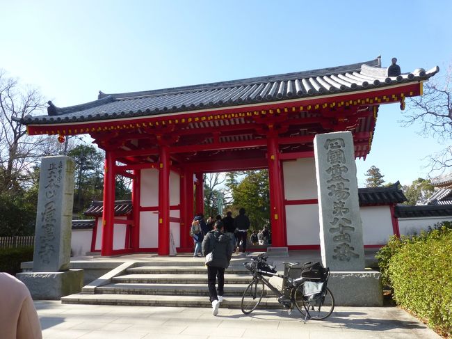お正月休みの最後の日、お昼ご飯たべよっかーーー<br />そうだ!香川にうどん食べよう<br />ってことになり、香川に走った記録です。<br />道路も、もっと混でると予想していましたが、良かった。そうでもなかった。<br />うどんは、麺が美味しいのは当たり前ですが、私は、おだしがすっごく美味しいと思いました。<br />