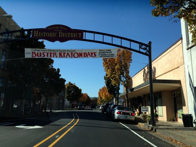 こじんまりした歴史的な街並みのコテージグローブのダウンタウンを走りました。青空で紅葉もキレイな10月に来て風景を楽しみました。